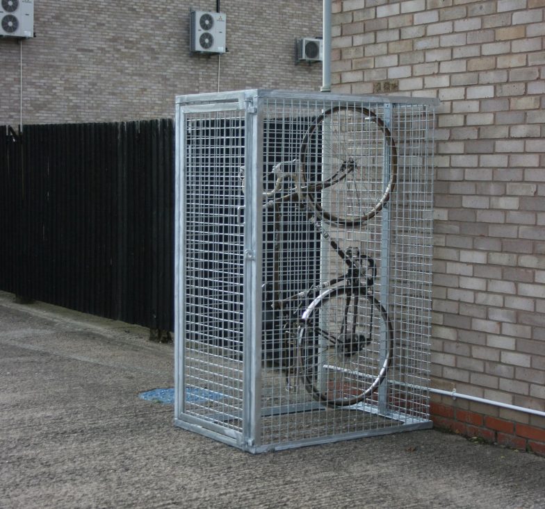 Vertical mesh cycle lockers